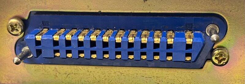 File:QR-P-24P Connector.jpeg